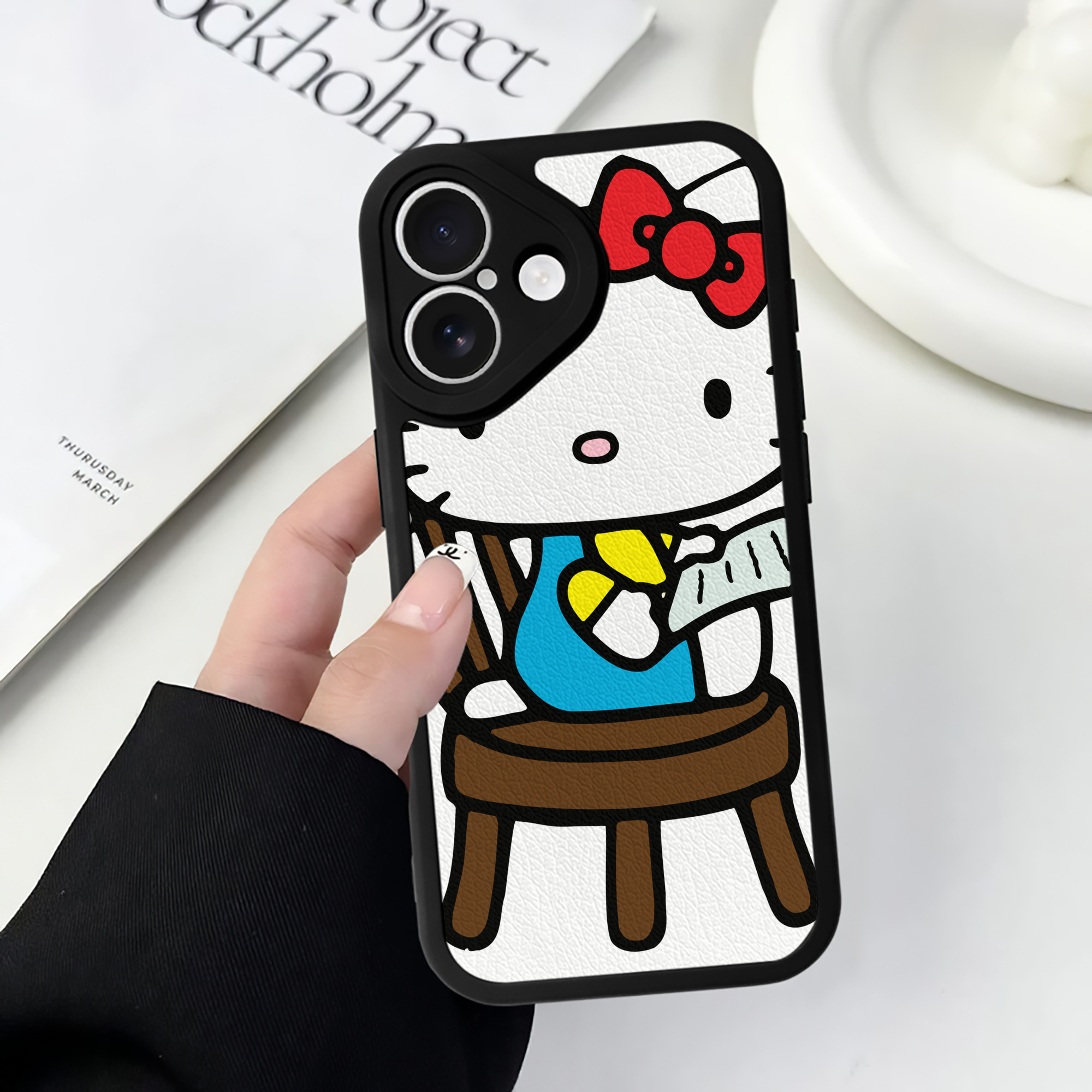 （画像用） Hello Kitty ハローキティ 【iPhone 16シリーズ対応】シリコンスマホケース（レザー調） 材質：シリコン